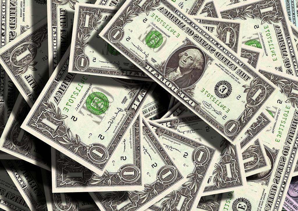 Nowoczesne biuro prawnicze - praca przy laptopie