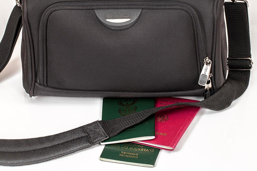 Dokumenty wizowe przygotowane na stole