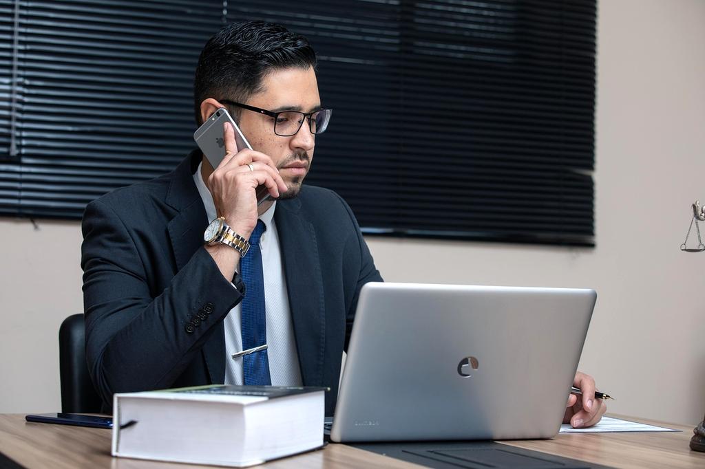 Procedura obywatelstwa - flaga Polski i dokumenty