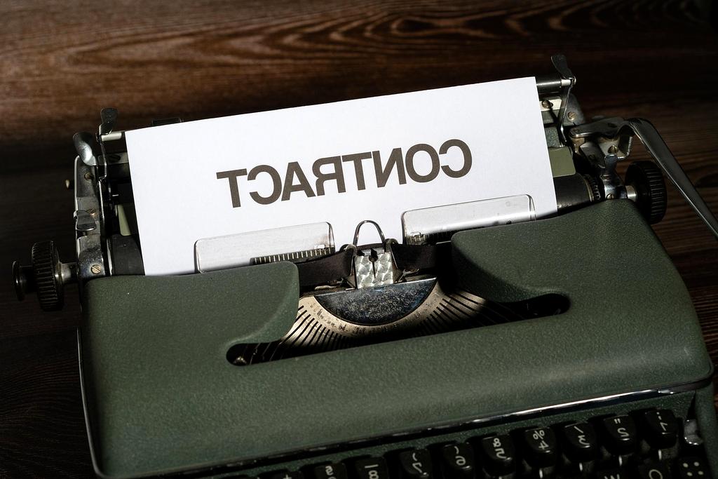 Biuro CONTACT z dokumentami i telefonem