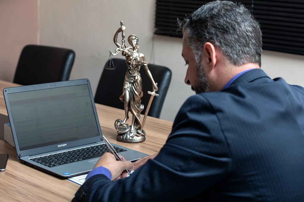 Profesjonalna konsultacja prawna - biuro z dokumentami i flagą Polski